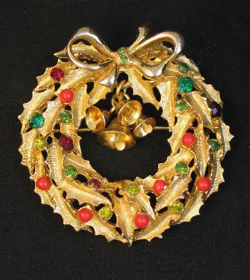 Stunning gold tone Christmas brooch in shape of a set of bells in fantastic condition